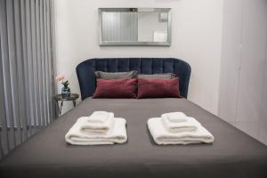 尼科西亚STAY Urban Skin Suite的一间卧室配有带毛巾的床