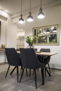 尼科西亚STAY Urban Skin Suite的餐桌、椅子和镜子