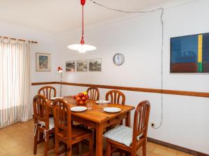 莱斯卡拉莱斯卡拉三角洲度假屋的一间带木桌和椅子的用餐室