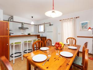 莱斯卡拉莱斯卡拉三角洲度假屋的厨房以及带木桌的用餐室。