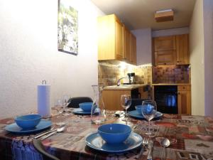西维耶兹Apartment Dents Rousses H2 by Interhome的一张桌子上放有盘子和酒杯