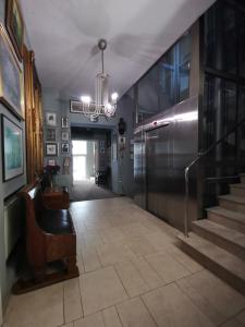 克拉科夫阿勒夫酒店的走廊设有楼梯和吊灯
