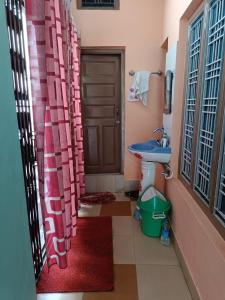Barkotgaurav home stay的一间带水槽、卫生间和门的浴室