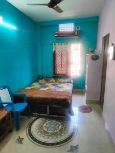 普里jharana guest house的一间卧室设有一张床和蓝色的墙壁