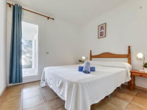 罗萨斯Apartment Platja de Roses-4 by Interhome的卧室配有一张大白色床和窗户