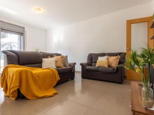 利乌玛Holiday Home Gaviota 6 by Interhome的客厅配有两张沙发和一条黄色毯子