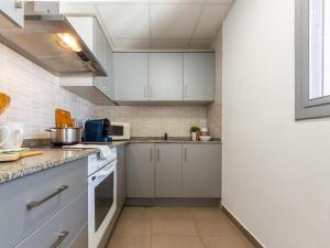利乌玛Holiday Home Gaviota 6 by Interhome的厨房配有白色橱柜和白色家电