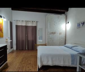 巴勒莫A' casuzza的一间卧室配有一张床,铺有木地板
