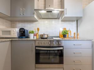 利乌玛Holiday Home Gaviota 9 by Interhome的厨房配有白色橱柜和炉灶。