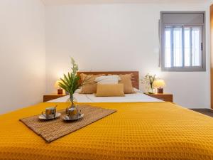 利乌玛Holiday Home Gaviota 4 by Interhome的一间卧室配有一张带黄色毯子的大床