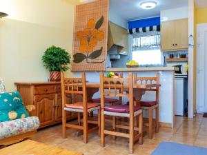莱斯卡拉Apartment Residencial Gran Sol by Interhome的厨房以及带桌椅的用餐室。