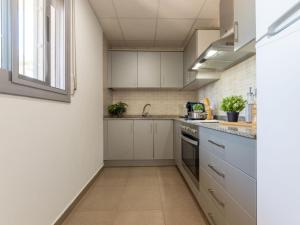 利乌玛Holiday Home Gaviota 16 by Interhome的厨房配有白色橱柜和水槽