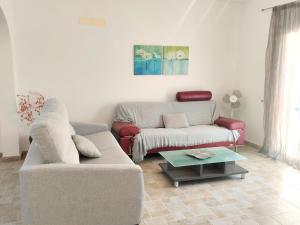 BeniarbeigHoliday Home Benicadim-1 by Interhome的带沙发和咖啡桌的客厅