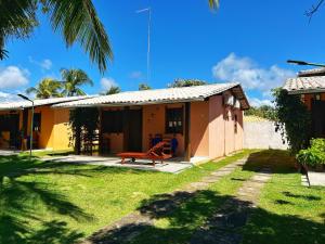 伊塔齐米林Chalés Coco Verde - Praia de Itacimirim的前面有花园的小房子
