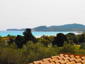 西缪斯Patio on the Simius beach的享有海滩和大海的景色。