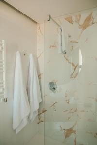 卡尔瓦略ESPAZO NATURE的带淋浴和白色毛巾的浴室