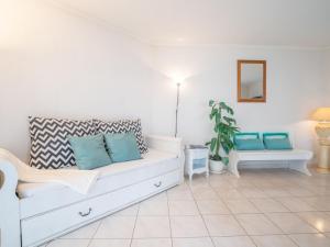 圣艾格夫Apartment Le Grand Parc-6 by Interhome的客厅配有白色沙发和蓝色枕头。