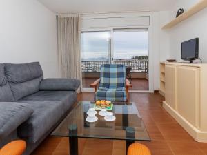 莱斯卡拉Apartment Port L'escala-1 by Interhome的客厅配有沙发和桌子