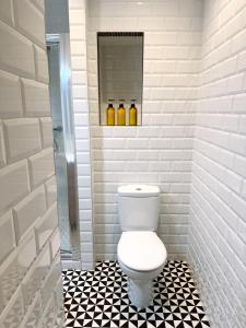 直布罗陀Modern City Centre Two Bedroom Windsor Apartment - Grand Central House的浴室设有卫生间,铺有黑白瓷砖地板。
