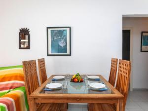 莱斯卡拉Apartment Riells Park by Interhome的一张带椅子的木桌和一碗水果