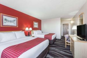 吉列戴斯吉列酒店的酒店客房设有两张床和一台平面电视。