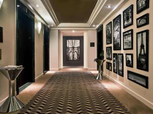 纽约纽约索菲特酒店的墙上挂有黑白照片的走廊