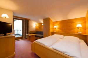 米德尔斯博尔格克兰西酒店的一间卧室配有一张大床和一台平面电视