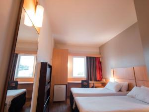 普鲁登特总统城ibis Presidente Prudente Manoel Goulart的酒店客房带两张床和两个窗户
