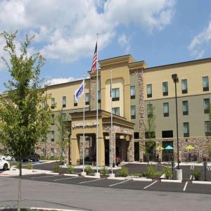 斯特劳兹堡Hampton Inn & Suites Stroudsburg Bartonsville Poconos的前面有两面旗帜的酒店