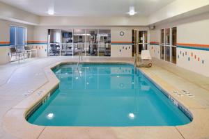 阿马里洛万豪阿马里洛机场费尔菲尔德套房酒店的大楼内的一个蓝色海水游泳池