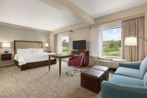 彭延纽约彭延汉普顿酒店的配有一张床和一张书桌的酒店客房