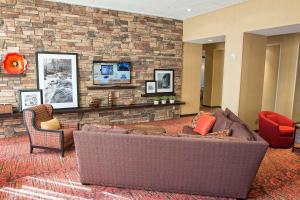 布恩北卡州布恩汉普顿酒店及套房的带沙发和砖墙的客厅