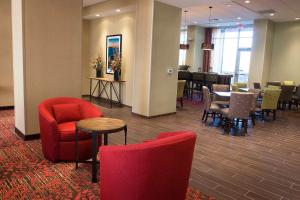 布恩北卡州布恩汉普顿酒店及套房的一间设有红色椅子和桌子的等候室