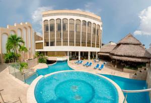 伊基托斯埃尔多拉多假日商务酒店 的一座带游泳池和大楼的度假村
