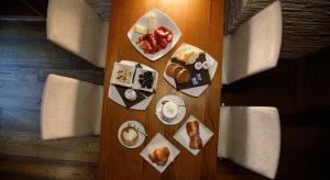 博尔米奥索托万多豪华酒店的一张桌子上放着不同种类的食物