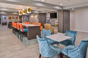 恩波里亚Hampton Inn Emporia, KS的一间配备有蓝色椅子和桌子的用餐室