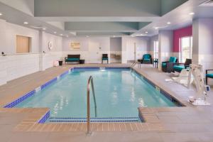 恩波里亚Hampton Inn Emporia, KS的在酒店房间的一个大型游泳池