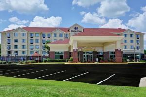 哈蒂斯堡DoubleTree by Hilton Hattiesburg, MS的前面有一个停车位的酒店