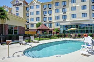 哈蒂斯堡DoubleTree by Hilton Hattiesburg, MS的酒店前的游泳池