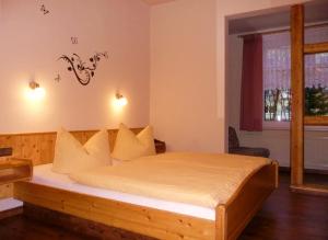 奥伯霍夫Pension Haus Flora的一间卧室配有一张带白色床单的床和一扇窗户。