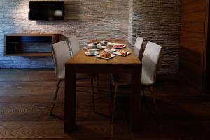 博尔米奥索托万多豪华酒店的一张带椅子的木桌和食物