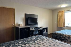 North Sioux City北苏城红地毯套房&宾馆的酒店客房设有两张床和一张书桌及电视