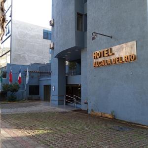 圣地亚哥阿尔卡拉德尔里奥酒店的一座建筑,有酒店集团
