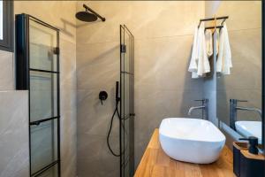 海法eve's room的浴室配有白色水槽和淋浴。
