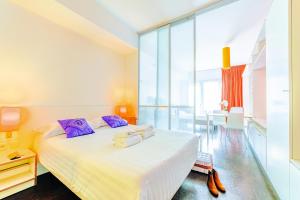 里昂Residence Montempo Lyon Cite Internationale的一间卧室配有一张带紫色枕头的大床