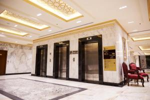 麦加فنادق رزون المسك مكة المكرمة的大厅,大楼里设有一排电梯