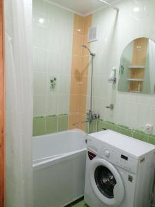 RudnyКвартира трёхкомнатная г. Рудный的一间带洗衣机和淋浴的浴室