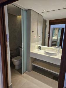 里约热内卢Hotel Nacional的一间带水槽、卫生间和镜子的浴室