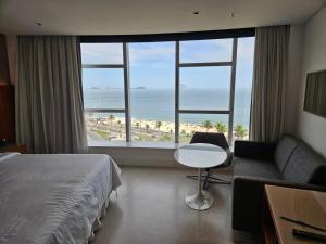 里约热内卢Hotel Nacional的酒店客房设有一张床,享有海景。