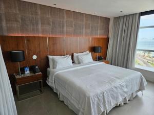 里约热内卢Hotel Nacional的一间卧室设有一张大床和一个大窗户